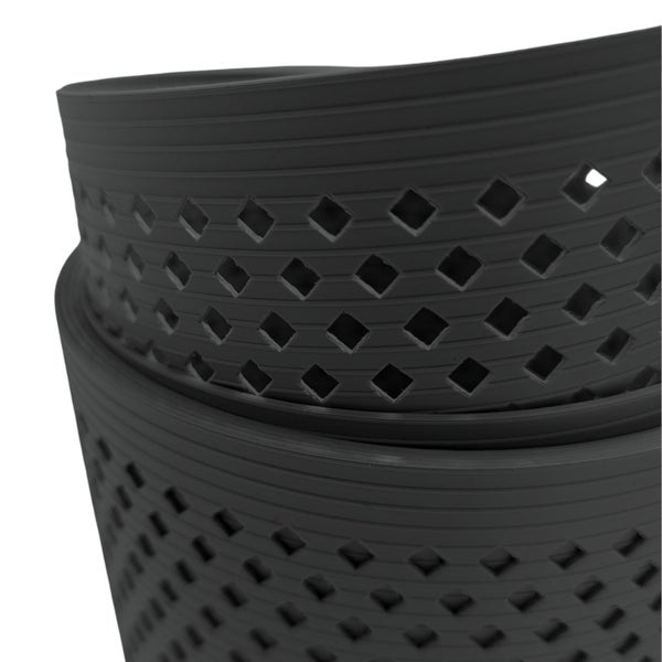 Detailansicht eines schwarzen Pflanzgefäßes mit Rautenmuster