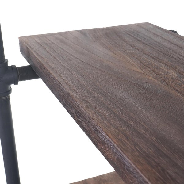 Detailansicht eines Regals mit Holzablage und Rohrmontage