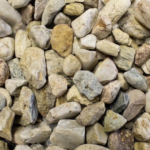 Flusskiesel in verschiedenen Größen und Formen für die dekorative Gartengestaltung.