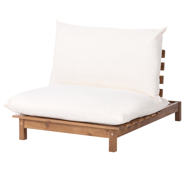 Loungesessel aus Holz mit weißen Kissen