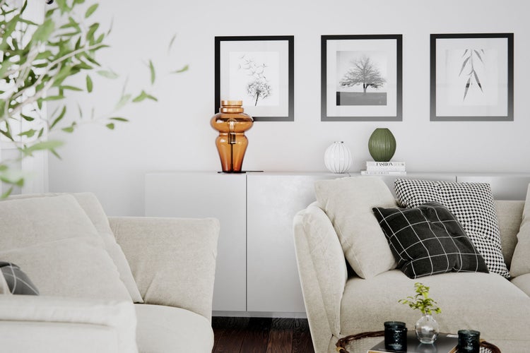 Wohnzimmer mit Sofa, Schrank und Dekorationen