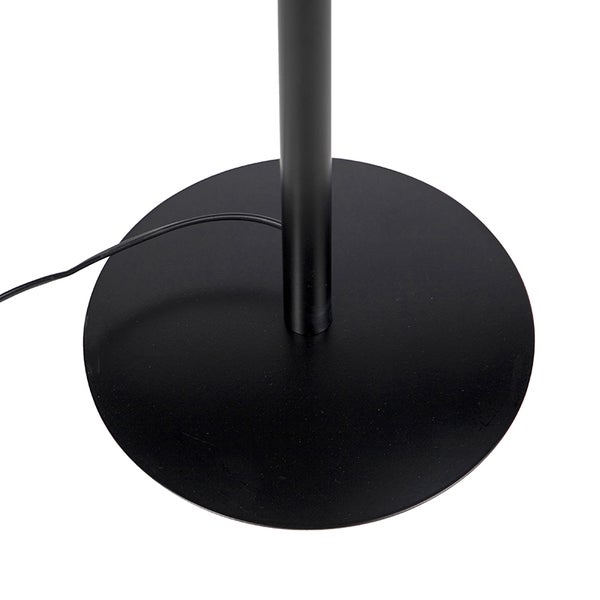 Runder Standfuß und unteres Gestänge einer schwarzen Stehlampe aus Metall mit Stromkabel.