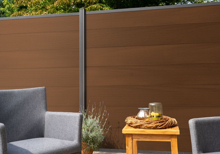 Terrasse mit Sichtschutzzaun, Stühlen und Tisch