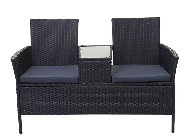 2-Sitzer Gartenbank aus dunklem Polyrattan mit integriertem Glastisch und grauen Sitzkissen.