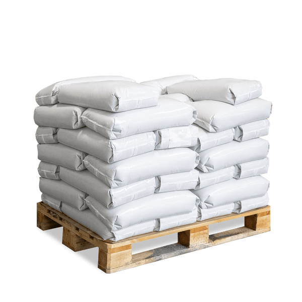 Mehrere weiße Säcke auf einer Holzpalette gestapelt.