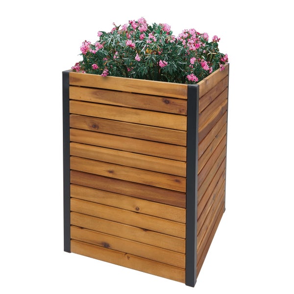 Hoher rechteckiger Pflanzkasten aus Holzlamellen mit schwarzen Metallecken und rosa Blumen.