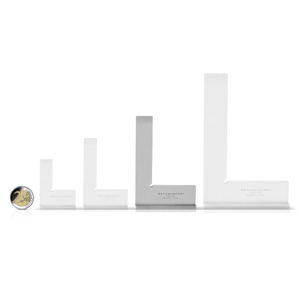 STAHLWERK Winkel aus Edelstahl in verschiedenen Größen neben einer 2 Euro Münze