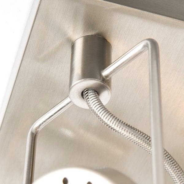 Detailaufnahme einer Deckenleuchte mit Metallelementen