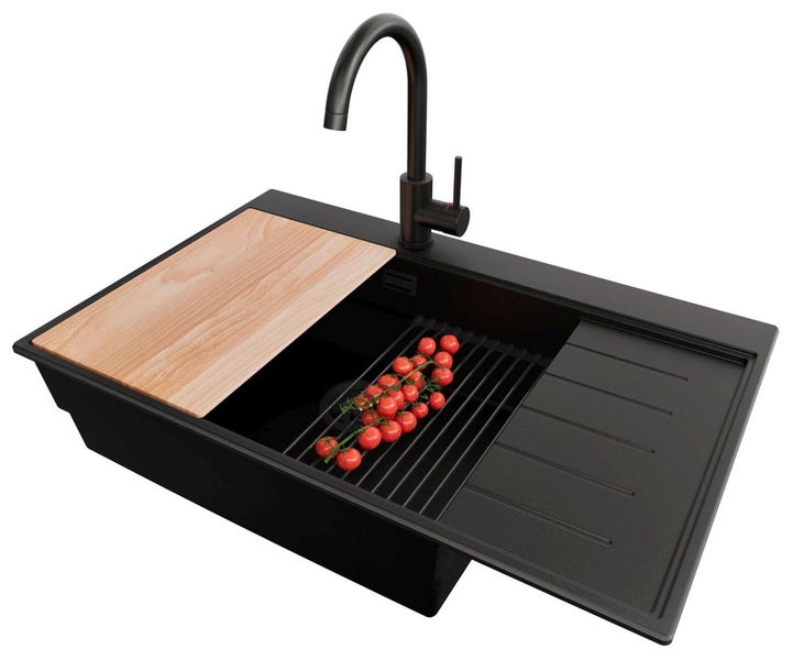 Schwarze Küchenspüle mit Armatur, Schneidebrett und Abtropfgestell
