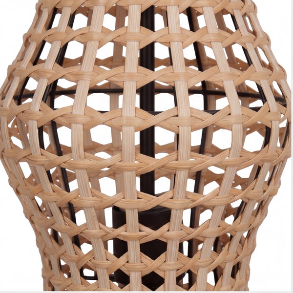 Nahaufnahme eines Lampenschirms mit einem offenen Flechtmuster aus Rattan, das den inneren Rahmen und den Mittelschaft zeigt.