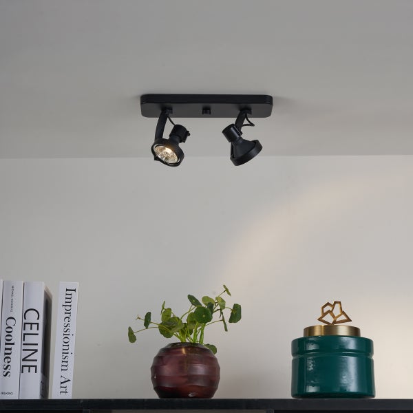 Deckenleuchte mit zwei Strahlern zur Raumbeleuchtung