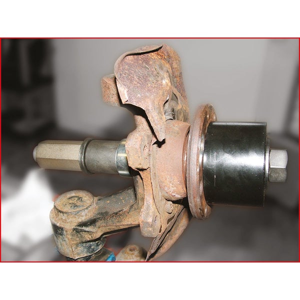 Ein defektes Radlager wird mit Schrauben ausgetauscht.