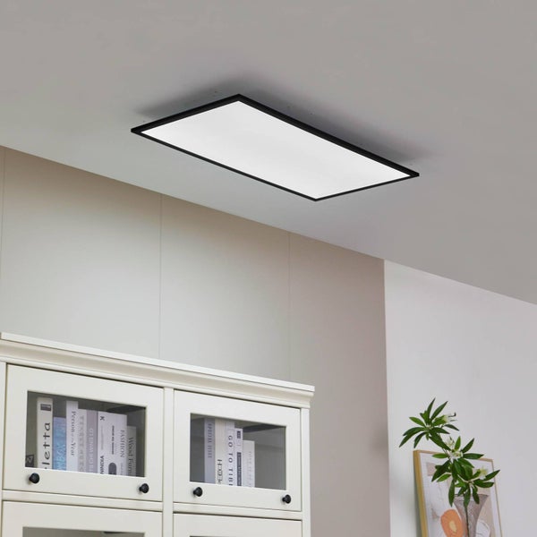 Rechteckiges LED-Panel mit schwarzem Rahmen an der Decke montiert, modernes Design über einem weißen Schrank.