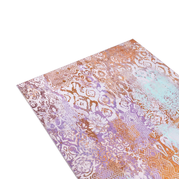 Rechteckiger Teppich mit buntem Vintage-Muster, orientalischen Ornamenten und Patchwork-Design.