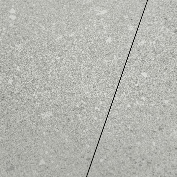Fliese mit feiner Granitoptik und deutlicher Fuge in der Nahaufnahme