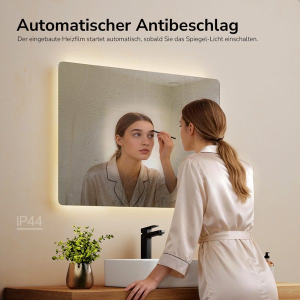 Rechteckiger LED-Badspiegel mit Antibeschlag-Funktion und IP44-Spritzwasserschutz, in einem Badezimmer mit Waschbecken und Armatur.