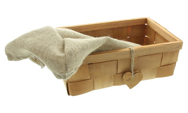 Rechteckiger geflochtener Spankorb mit Jutestoff und einem kleinen Dekoherz aus Holz.