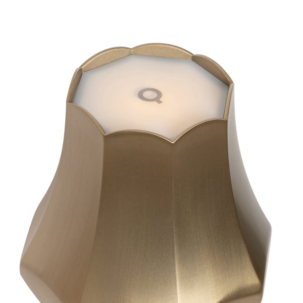 Detailansicht der Oberseite einer goldfarbenen Tischleuchte mit blütenförmigem Schirm und beleuchtetem Paneel mit Q Logo.