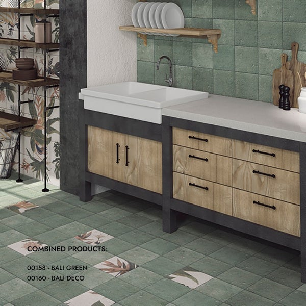 Modernes Badezimmer mit holzfarbenem Waschtisch, Aufsatzwaschbecken und Bodenfliesen mit floralem Muster in einem hellen und stilvollen Raum.