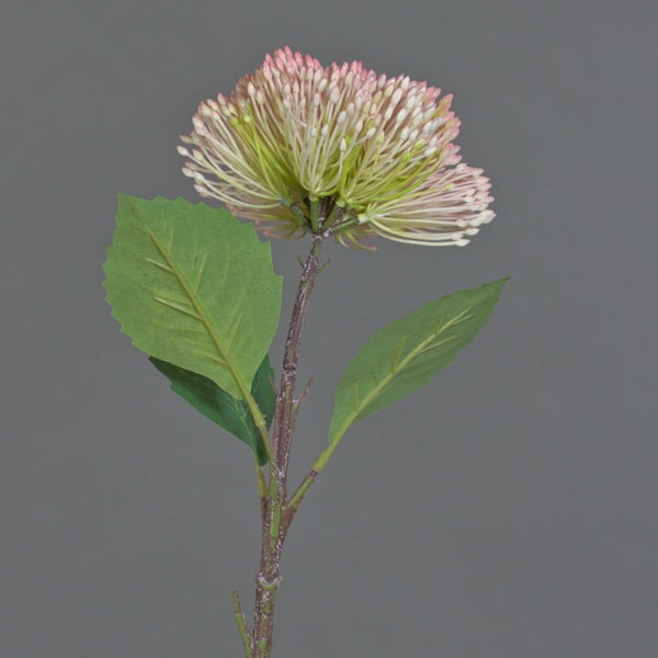 Künstliche Blume am Stiel mit runder Blüte und zwei grünen Blättern.