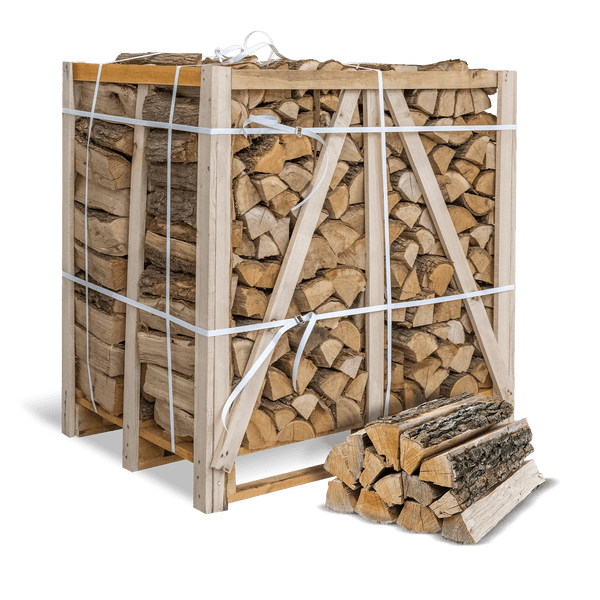 Brennholz in einer Holzkiste mit einem Stapel Brennholz davor