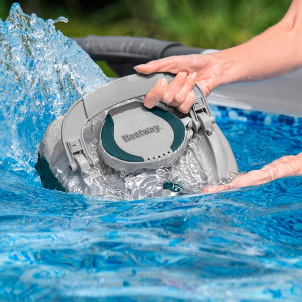 Bestway Logo auf einem Poolroboter im Wasser.
