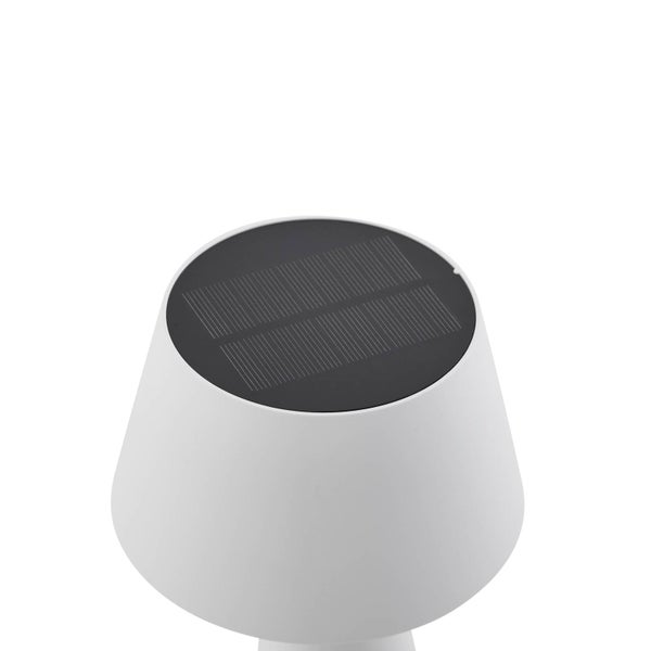 Solarpanel auf der Oberseite einer weißen Solarleuchte.