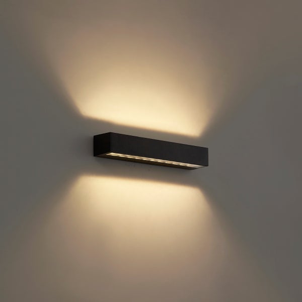 Rechteckige schwarze LED-Wandleuchte mit Lichtaustritt nach oben und unten.
