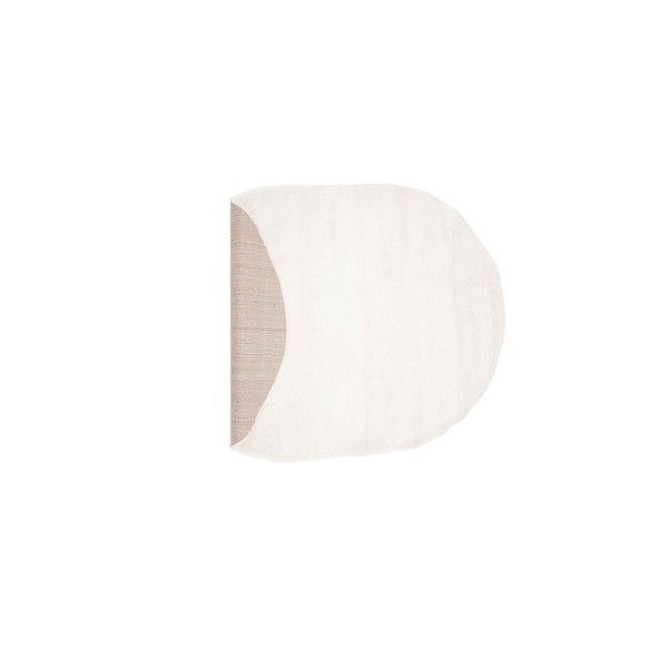 Weißer Teppich mit halbrunder Form, neben einem Tisch mit Buch und Schale