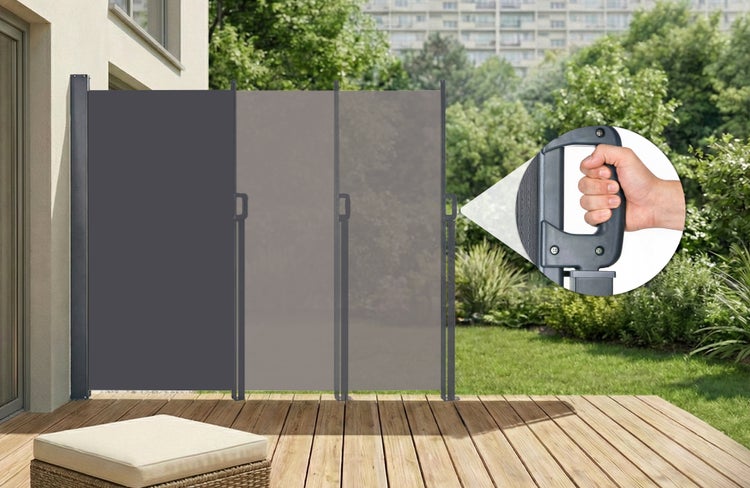 Seitenmarkise auf einer Holzterrasse als Sichtschutz und Windschutz montiert, mit Detailansicht des Griffs in einer Hand.