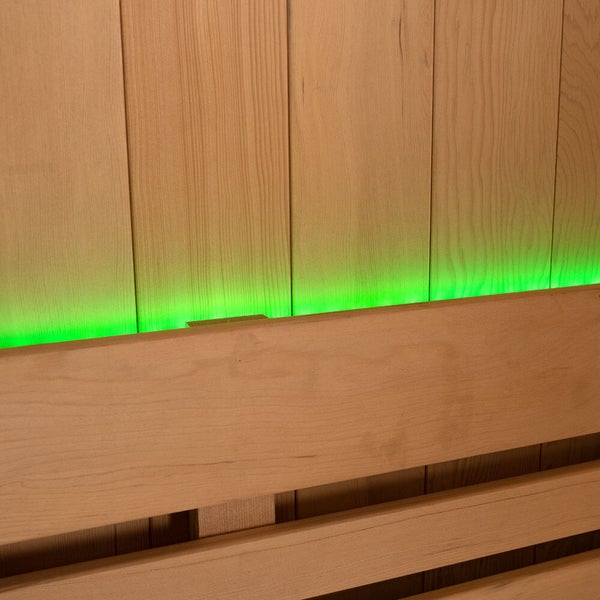 Sauna Innenwandverkleidung aus Holz mit integrierter grüner LED Beleuchtung hinter der Rückenlehne