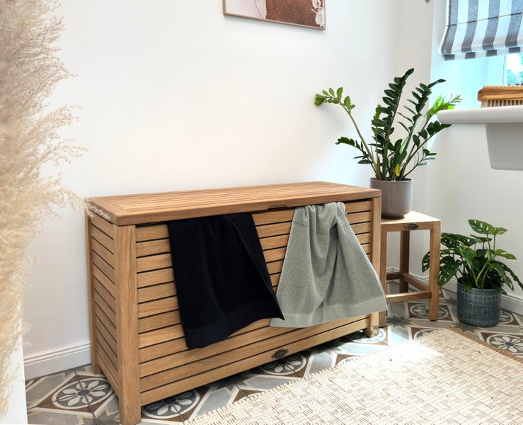 Badezimmer Szene mit Holzkommode und Handtüchern