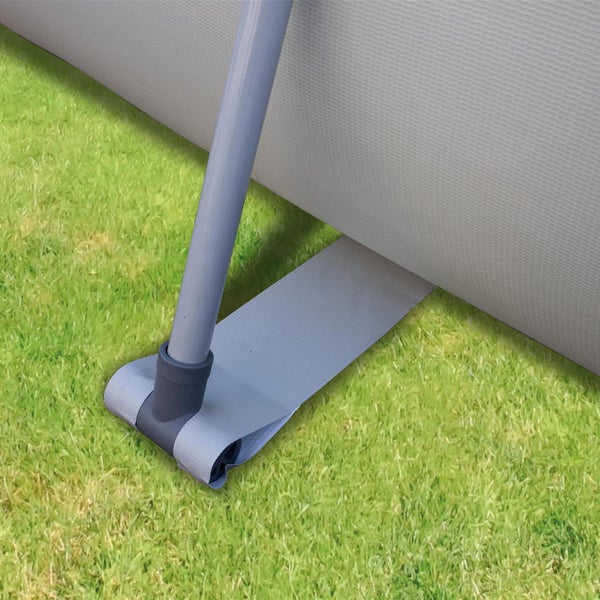 Detailaufnahme der Stütze und Bodenlasche eines Rahmenpools auf Rasen.