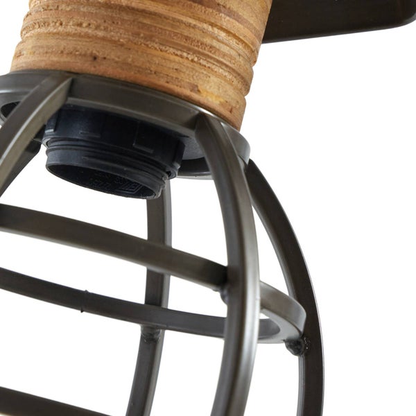 Detailaufnahme einer Deckenleuchte mit Holz- und Metallkomponenten