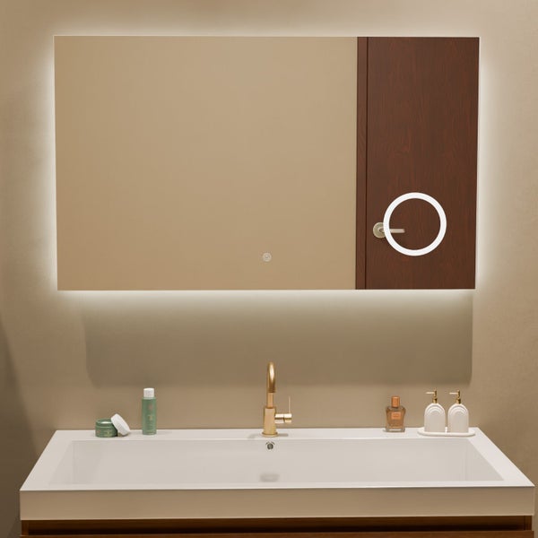 Rechteckiger Badezimmerspiegel mit integrierter LED Beleuchtung und Kosmetikspiegel auf einer Holzfront, platziert über einem Waschbecken.