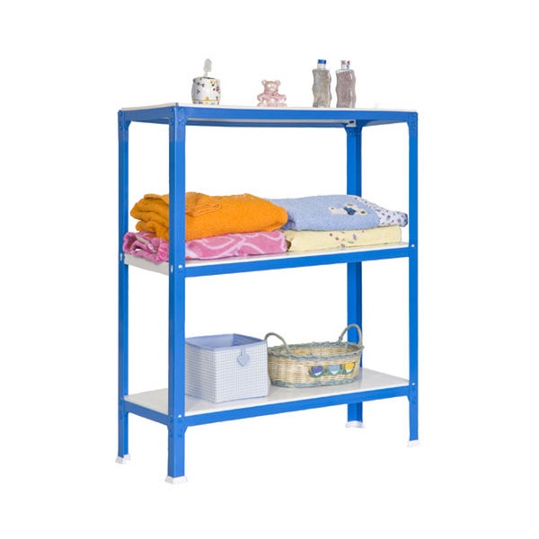 Blaues Metallregal mit drei weißen Fachböden, bestückt mit Handtüchern und Körben.