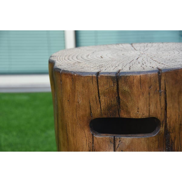 Gartenhocker in Baumstumpf-Optik mit integrierter Griffmulde und Jahresringen.