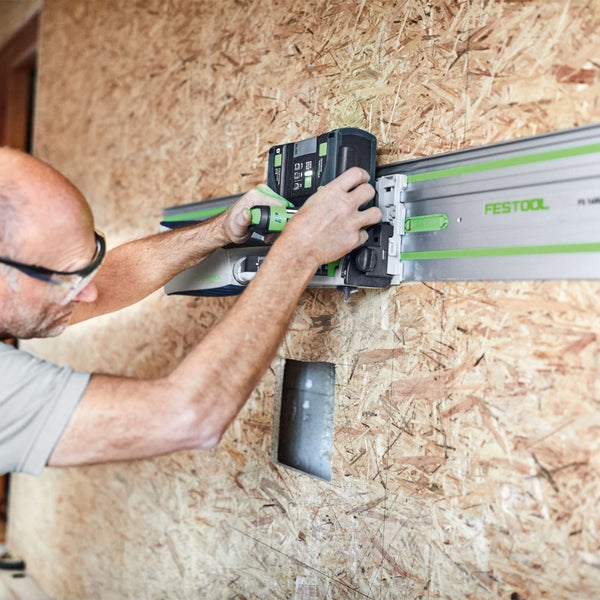 Handwerker nutzt eine Festool Tauchsäge mit Führungsschiene an einer OSB-Wand.