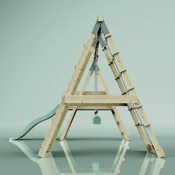 Klettergerüst aus Holz in Pyramidenform mit Rutsche, Kletterwand, Strickleiter und Flaschenzug.