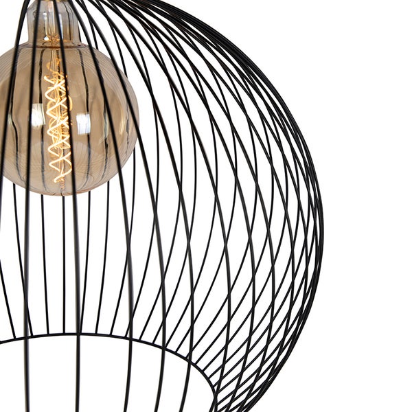 Detailansicht einer schwarzen Drahtleuchte mit Glühbirne