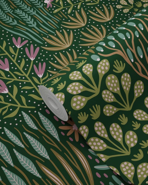 Vliestapete mit botanischem Muster aus Blättern, Blüten und Punkten in Grün, Rosa und Beige.