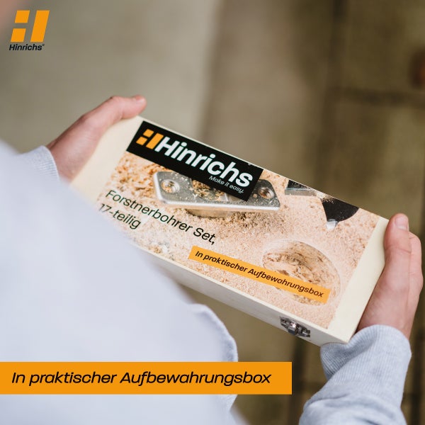 Hinrichs Logo und Hinrichs Forstnerbohrer Set, 17-teilig in einer praktischen Aufbewahrungsbox aus Holz, gehalten von zwei Händen.