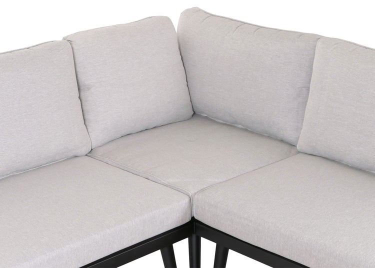 Detail eines Lounge-Ecksofas mit grauen Kissen und dunklem Metallrahmen für den Außenbereich.
