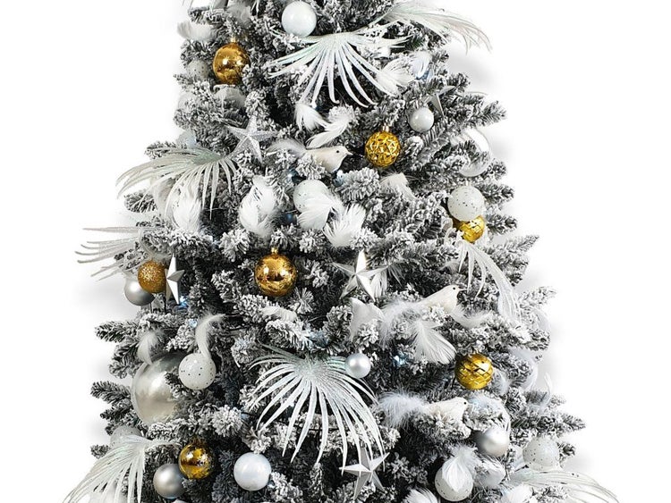 Geschmückter, künstlicher Weihnachtsbaum mit Schneeoptik, verziert mit Weihnachtskugeln, Sternen und Vogelfiguren für festliche Dekoration.
