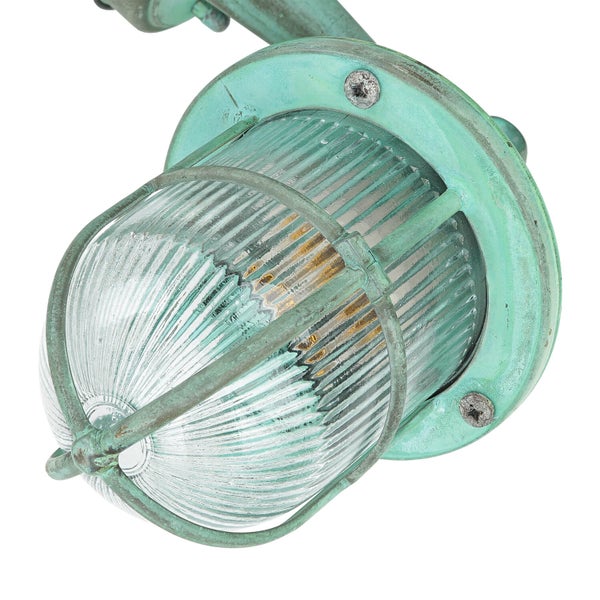 Wandleuchte mit klarem, geripptem Glas und patinierter Oberfläche