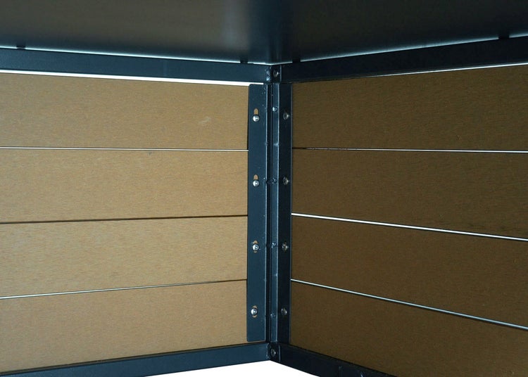 Detailansicht einer Eckverbindung aus Metall mit braunen Lamellen in Holzoptik.