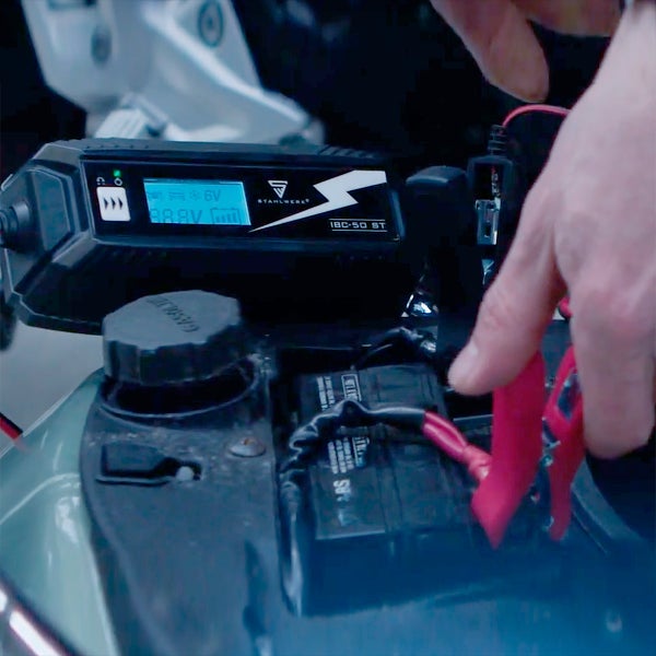 STAHLWERK IBC-50 ST Batterieladegerät beim Aufladen einer Batterie