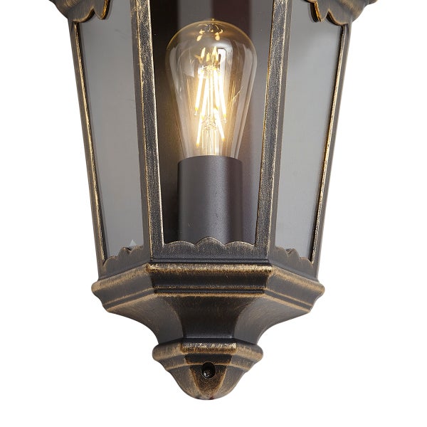 Klassische Außenwandleuchte in Laternenform aus Metall in Gold-Schwarz mit klarem Glas und LED-Filament-Leuchtmittel.