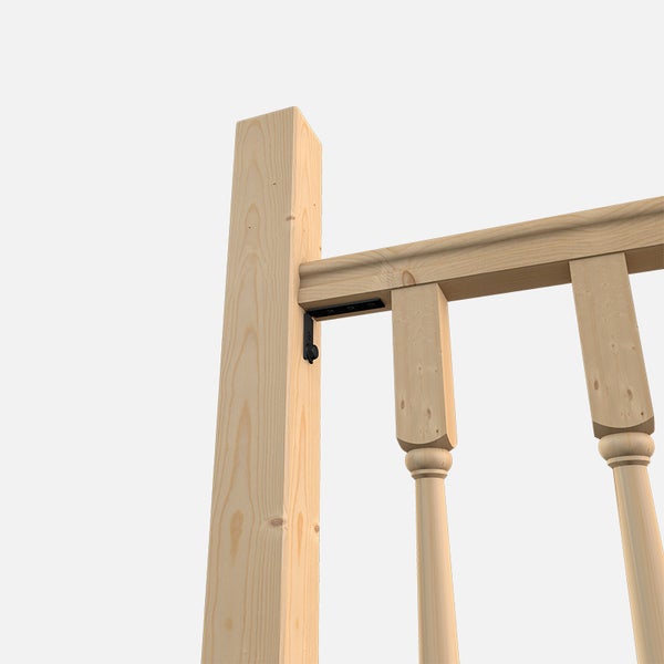Montage eines Holzgeländers an einem Pfosten mit einem schwarzen Metallwinkel.