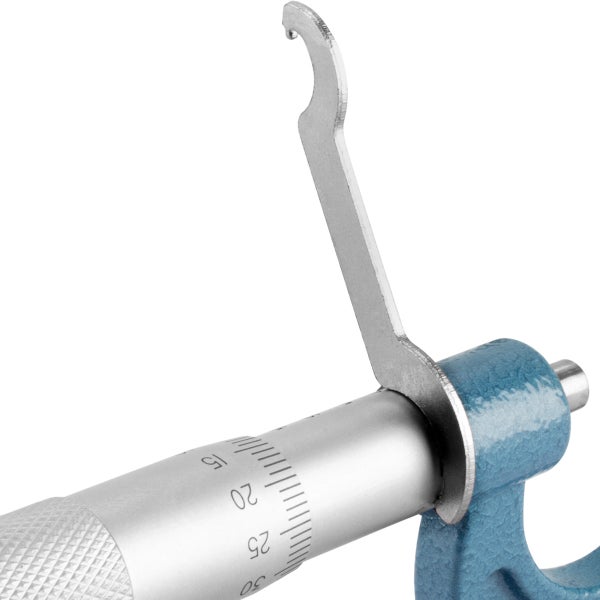 Bügelmessschraube aus Metall mit Hakenschlüssel zum Justieren und Messskala.